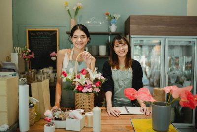 DIY Marketing Picture of two young female entrepreneurs in their floral shop